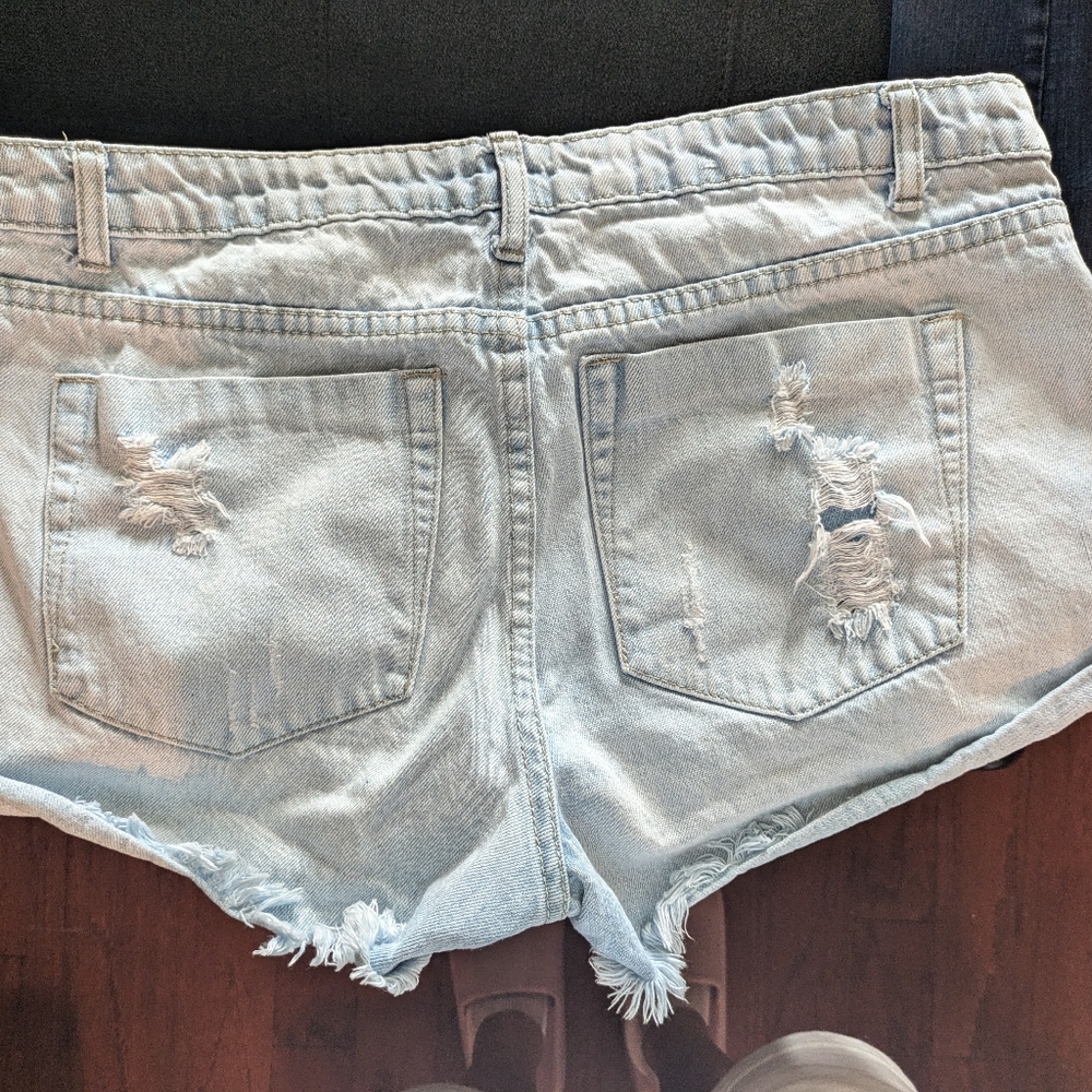Shorts - Picture 3 of 6